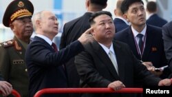 지난해 9월 김정은 북한 국무위원장이 러시아를 방문해 블라디미르 푸틴 러시아 대통령과 극동 아무르 지역의 보스토치니 우주 비행장을 둘러보고 있다.