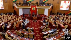 O Presidente do Parlamento do Gana, Alban Sumana Bagbin, discursa na Casa do Parlamento em Accra, 28 de fevereiro de 2024. O Parlamento do Gana aprovou um projeto de lei anti-LGBTQ altamente controverso que aguarda agora a assinatura do Presidente.