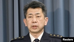 日本陸上自衛隊負責人森下泰臣在據報一架直升機在宮古島附近墜毀後舉行記者會。 (2023年4月6日)