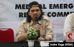 Relawan Medical Emergency Rescue Committee (MER-C) Farid Zanzabil Al Ayubi (kiri) menceritakan kondisi Rumah Sakit Indonesia di Gaza, Palestina kepada wartawan pada Rabu (13/12) di Jakarta. (VOA/Indra Yoga)