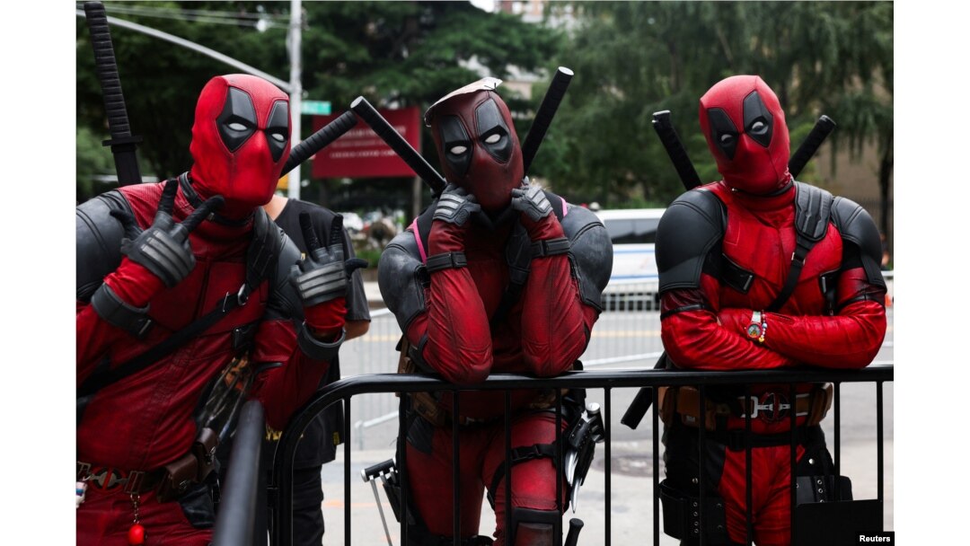 Para penggemar menunggu di luar pemutaran perdana film 'Deadpool and Wolverine' di New York City, New York, AS, 22 Juli 2024. (Foto: REUTERS/Caitlin Ochs)