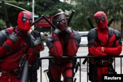 Para penggemar menunggu di luar pemutaran perdana film 'Deadpool and Wolverine' di New York City, New York, AS, 22 Juli 2024. (Foto: REUTERS/Caitlin Ochs)