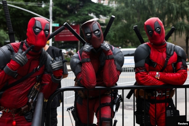 Para penggemar menunggu di luar pemutaran perdana film 'Deadpool and Wolverine' di New York City, New York, AS, 22 Juli 2024. (Foto: REUTERS/Caitlin Ochs)