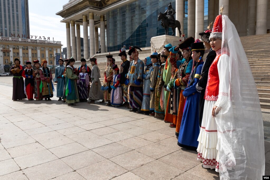 2023年7月9日蒙古乌兰巴托苏赫巴托广场蒙古人穿着不同款式的蒙古传统服装(photo:VOA)
