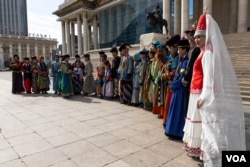 2023年7月9日蒙古乌兰巴托苏赫巴托广场蒙古人穿着不同款式的蒙古传统服装