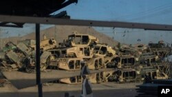 আফগানিস্তানে তালিবানের বিরুদ্ধে যুদ্ধের সময় যুক্তরাষ্ট্রের সেনাবাহিনী ব্যবহৃত ধ্বংসপ্রাপ্ত হামভি গাড়িগুলো কান্দাহার শহরে স্ক্র্যাপ মেটাল হিসেবে বিক্রি করতে দেখা যায়। ১২ জুন, ২০২৩।