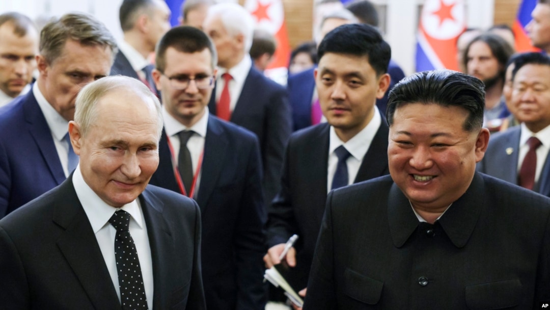 ARCHIVO - El presidente ruso, Vladimir Putin, a la izquierda, y el líder de Corea del Norte, Kim Jong Un, sonríen mientras caminan después de las conversaciones en Pyongyang, Corea del Norte, el 19 de junio de 2024. (Foto del Kremlin vía AP)