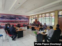 Pemkab Pegunungan Bintang saat melakukan rapat bersama pasukan gabungan Operasi Damai Cartenz untuk membebaskan empat pekerja tower yang disandera KKB. (Courtesy: Polda Papua)