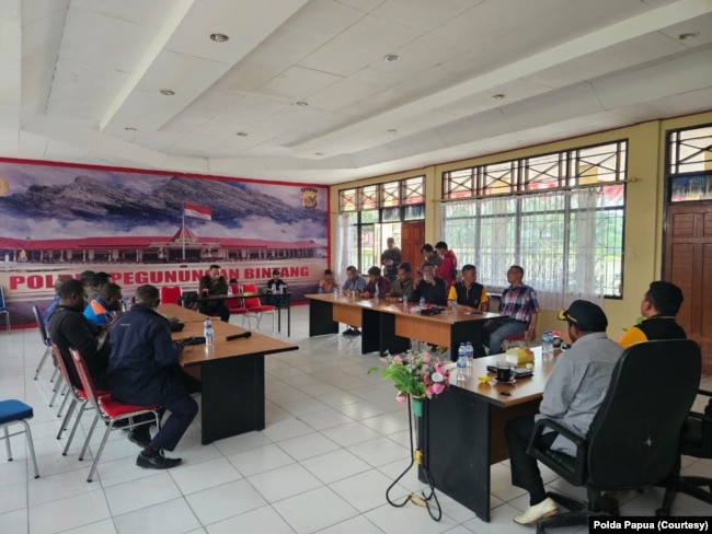 Pemkab Pegunungan Bintang saat melakukan rapat bersama pasukan gabungan Operasi Damai Cartenz untuk membebaskan empat pekerja tower yang disandera KKB. (Courtesy: Polda Papua)