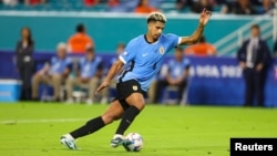 El defensor uruguayo Ronald Araujo (4) controla el balón contra Panamá en el primer tiempo durante la fase de grupos de la Copa América en el Hard Rock Stadium, en Miami. Nathan Ray Seebeck-USA TODAY Sports