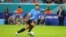El defensor uruguayo Ronald Araujo (4) controla el balón contra Panamá en el primer tiempo durante la fase de grupos de la Copa América en el Hard Rock Stadium, en Miami. Nathan Ray Seebeck-USA TODAY Sports