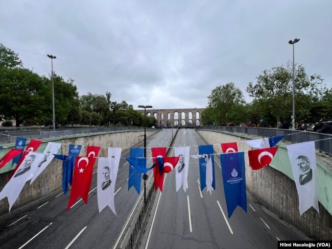 Saraçhane'de toplanan sendikaların Taksim'e yürüyüşlerini önlemek için çevre yollar kapatıldı ve yoğun güvenlik önlemleri alındı.