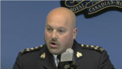 رائل کینیڈین ماؤنٹڈ پولیس (RCMP) اسسٹنٹ کمشنر، ڈیوڈ ٹیبول، 3 مئی 2024 کو، سرے، کینیڈا میں RCMP ہیڈ کوارٹر میں میڈیا سے بات کر رہے ہیں۔