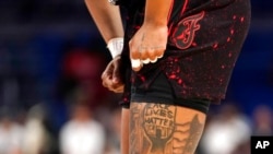 Tetovaža na nozi Nalise Smit, košarkašice WNBA ekipe Indijana Fiver (Foto: AP/Tony Gutierrez)