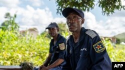 Fin avril, plus de la moitié des 115 policiers censés occuper la base de Kamanyola l'avaient désertée.