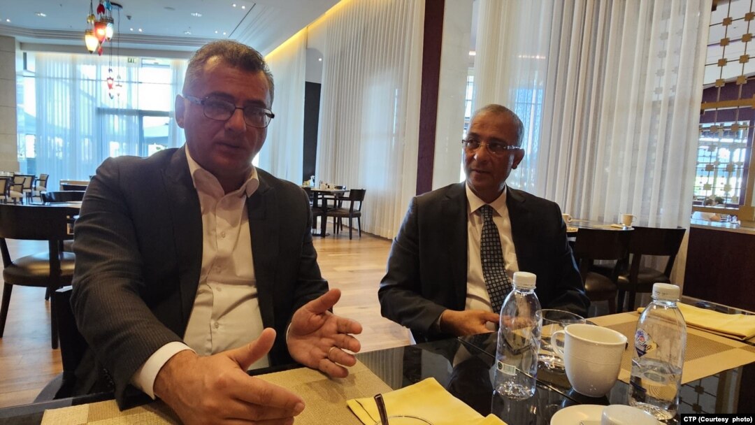 CTP lideri Erhürman (solda) aralarında VOA Türkçe muhabirinin de bulunduğu az sayıdaki gazeteciye, Kıbrıs’taki son gelişmeleri ve Türkiye’yle ilişkiler değerlendirdi.