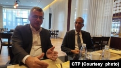 CTP lideri Erhürman (solda) aralarında VOA Türkçe muhabirinin de bulunduğu az sayıdaki gazeteciye, Kıbrıs’taki son gelişmeleri ve Türkiye’yle ilişkiler değerlendirdi.