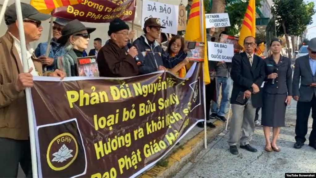 Ông Nguyễn Thanh Giàu phát biểu tại cuộc biểu tình ở Tổng Lãnh sự quán Việt Nam ở San Francisco, ngày 19/10/2023. YouTube Viem Mai Vlog.