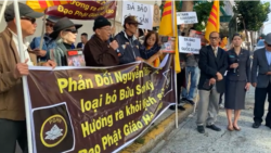 Biểu tình phản đối phái đoàn tôn giáo Việt Nam đến Mỹ | VOA 