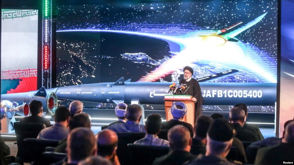 Tổng thống Iran Ebrahim Raisi phát biểu trong buổi lễ ra mắt tên lửa đạn đạo mới có tên "Fattah" với tầm bắn 1400 km, tại Tehran, Iran, vào ngày 6 tháng 6 năm 2023.