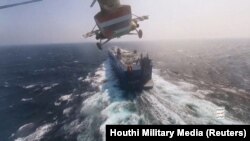 Helikopter militer Houthi terbang di atas kapal kargo Galaxy Leader di Laut Merah dalam foto yang dirilis 20 November 2023. (Foto: Houthi/Handout via REUTERS)