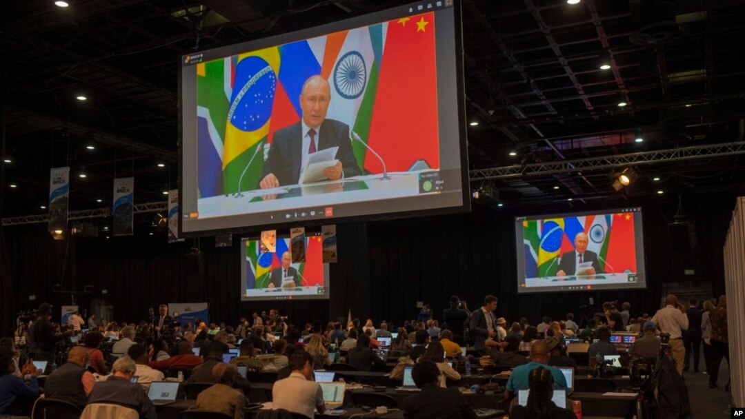 Članovi medija prate obraćanje predsednika Rusije Vladimira Putina, putem video veze, na Samitu BRIKS-a 2023. u Johanesburgu, Južna Afrika, 23. avgusta 2023.