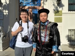 陶哥（左）和油管频道主民先生在中国驻洛杉矶领馆外。