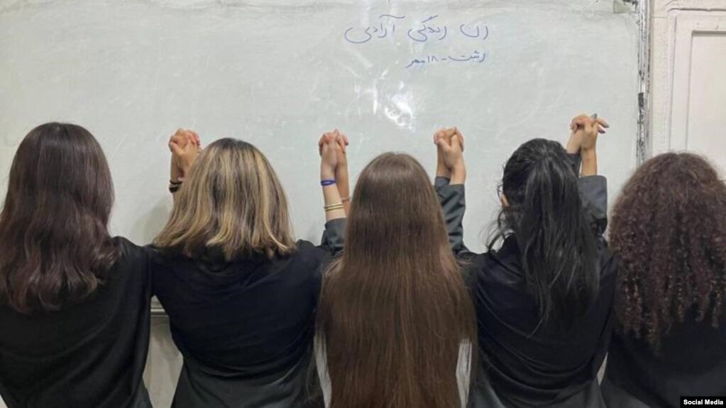 دانش آموزان در مدارس شهرهای مختلف در اعتراضات ۱۴۰۱ با نمادهای جمهوری اسلامی از جمله حجاب به مخالفت پرداختند. 