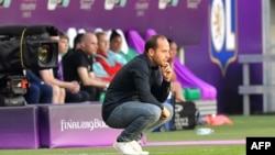 Lluís Cortés, en su etapa como entrenador del FC Barcelona, en un partido de la Liga de Campeones Femenina. (Foto de Tobias SCHWARZ / AFP)