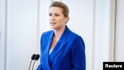 Perdana Menteri Denmark Mette Frederiksen menyampaikan pidato Hari Konstitusi saat perayaan Konstitusi Parlemen di Landsting Hall di Kopenhagen, Denmark, 5 Juni 2024. (Foto: via Reuters)