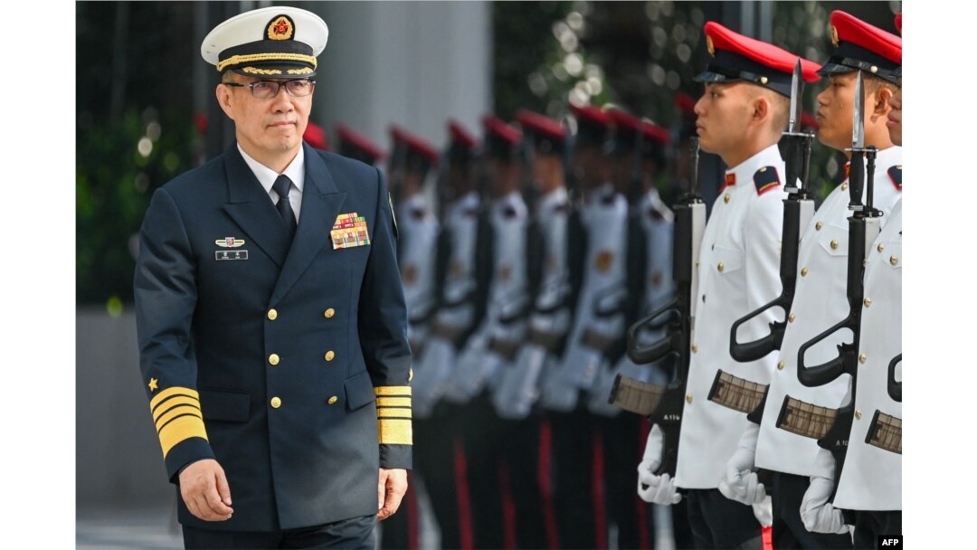 Menteri Pertahanan China Dong Jun saat upacara penyambutan di Kementerian Pertahanan di Singapura pada 30 Mei 2024. (Foto: AFP)