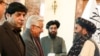  پاکستانی وزیر دفاع خواجہ آصف ، فروری 2023 میں کابل میں ،ملا عبدالغنی برادر سے مصافحہ کرتے ہوئے۔ فائل فوٹو
