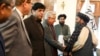 Mullah Abdul Ghani Baradar, wakil perdana menteri bidang ekonomi Taliban, kanan, berjabat tangan dengan Menteri Pertahanan Pakistan Khawaja Mohammad Asif dalam pertemuan di Kabul, Afghanistan, 22 Februari 2023.(Foto: via AP)