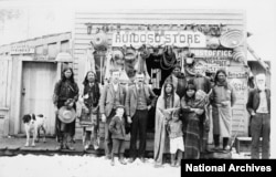 Una fotografía sin fecha de una tienda general y una oficina de correos en Ruidoso, Nuevo México, una ciudad fronteriza cerca de la reserva Apache Mescalero.