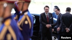 지난달 16일 한일 정상회담을 위해 도쿄 총리관저에 도착한 윤석을 한국 대통령을 기시다 후미오 총리가 맞이하고 있다.