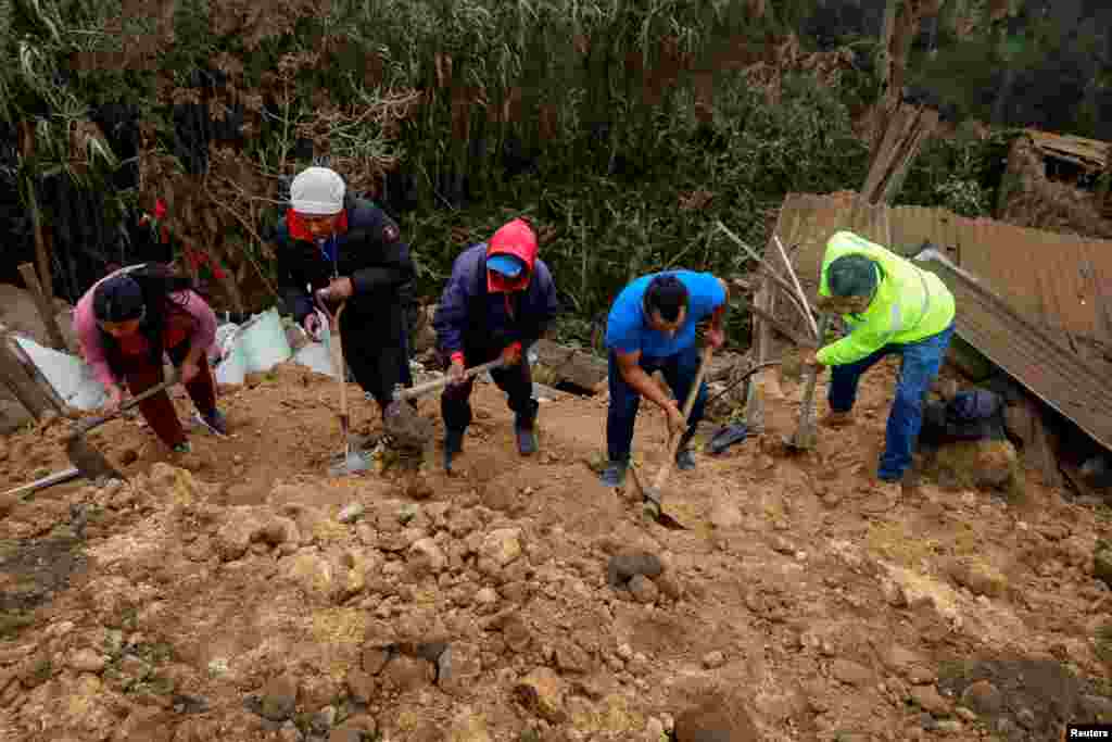 En febrero, la Secretaría de Riesgos de Ecuador había declarado la alerta amarilla en un área de 247 hectáreas en Alausí, identificada como susceptible a deslizamientos o hundimientos.