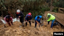 EN FOTOS: 16 personas muertas y decenas de damnificadas deja deslizamiento de tierra en Ecuador