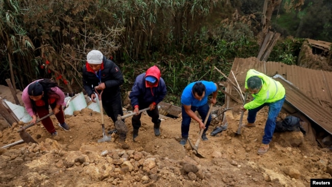 EN FOTOS: 16 personas muertas y decenas de damnificadas deja deslizamiento de tierra en Ecuador