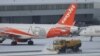 ARCHIVO - La nieve quita la nieve del aeródromo después de que la nieve de la noche a la mañana forzara el cierre del aeropuerto de Manchester, en Manchester, Gran Bretaña, el 19 de enero de 2023. REUTERS/Phil Noble