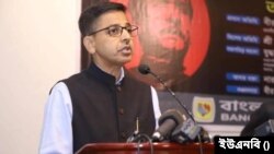 ঢাকায় নিযুক্ত ভারতীয় হাইকমিশনার প্রণয় ভার্মা। শনিবার (১৯ আগস্ট) বঙ্গবন্ধু শেখ মুজিবুর রহমানের ৪৮তম শাহাদত বার্ষিকী উপলক্ষে আয়োজিত এক আলোচনা সভায় বক্তব্য রাখছেন। 