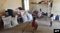 Anak-anak Sudan tinggal di kamp pengungsi di selatan Khartoum di tengah perang sudara yang terus berkecamuk. 