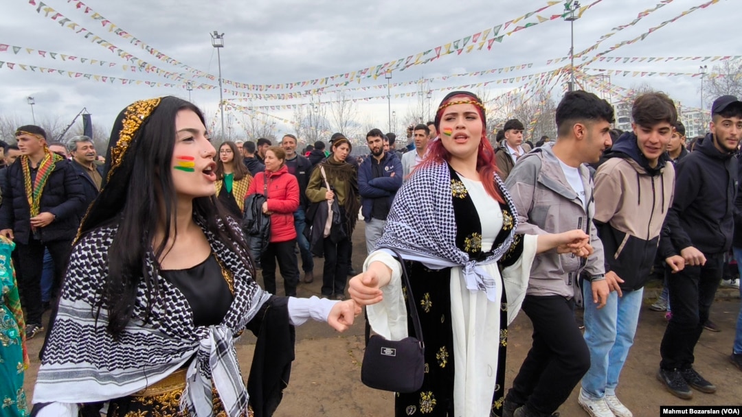 Halay Kürtlerin düzenlediği etkinliklerin en yaygın aktivitesidir.