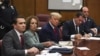 Mantan Presiden AS Donald Trump (tengah) didampingi tim pengacaranya pada sidang di pengadilan Manhattan, New York, 4 April 2023 lalu. 
