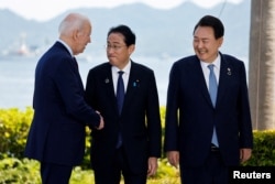 2023年5月21日日本广岛G7峰会期间，美国总统拜登(左)、日本首相岸田文雄(中)和韩国总统尹锡悦(右)合影留念