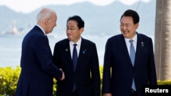 រូបឯកសារ៖ ប្រធានាធិបតីសហរដ្ឋអាមេរិក លោក Joe Biden នាយករដ្ឋមន្ត្រីជប៉ុន លោក Fumio Kishida និងប្រធានាធិបតីកូរ៉េខាងត្បូង លោក Yoon Suk Yeol នៅក្នុងកិច្ចប្រជុំកំពូល G7 នៅទីក្រុង Hiroshima ប្រទេសជប៉ុន កាលពីថ្ងៃទី ២១ ខែឧសភា ឆ្នាំ ២០២៣។ 