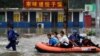 由志願者組成的中國民間救援隊藍天救援隊成員在北京郊區涿州對洪災災民實行救援。（2023年8月3日）