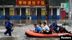 由志愿者组成的中国民间救援队蓝天救援队成员从山西运城来到北京郊区涿州救援洪灾灾民。（2023年8月3日）