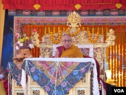 Dalai Lama memberikan pengajaran tentang doktrin Buddha tentang “Membangkitkan Bodhicitta” di biara Sed-Gyued Salugara, Benggala Barat. (Foto: VOA)