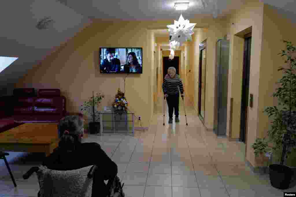 Otra refugiada es la exenfermera Tamila Melnichenko, de 82 años, de Kiev. Se mantiene ocupada leyendo clásicos ucranianos y rusos, memorizando poemas y paseando por los pasillos de una residencia de ancianos polaca a medida que pasan los días.