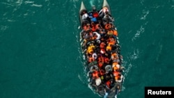 Un canot pneumatique transportant des migrants se dirige vers l'Angleterre dans la Manche, le 6 août 2024. REUTERS / Chris J. Ratcliffe.